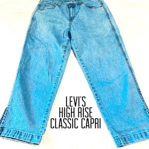 Levi’s women med blue wash High Rise classic Capri zip front gold stitch Sz 12